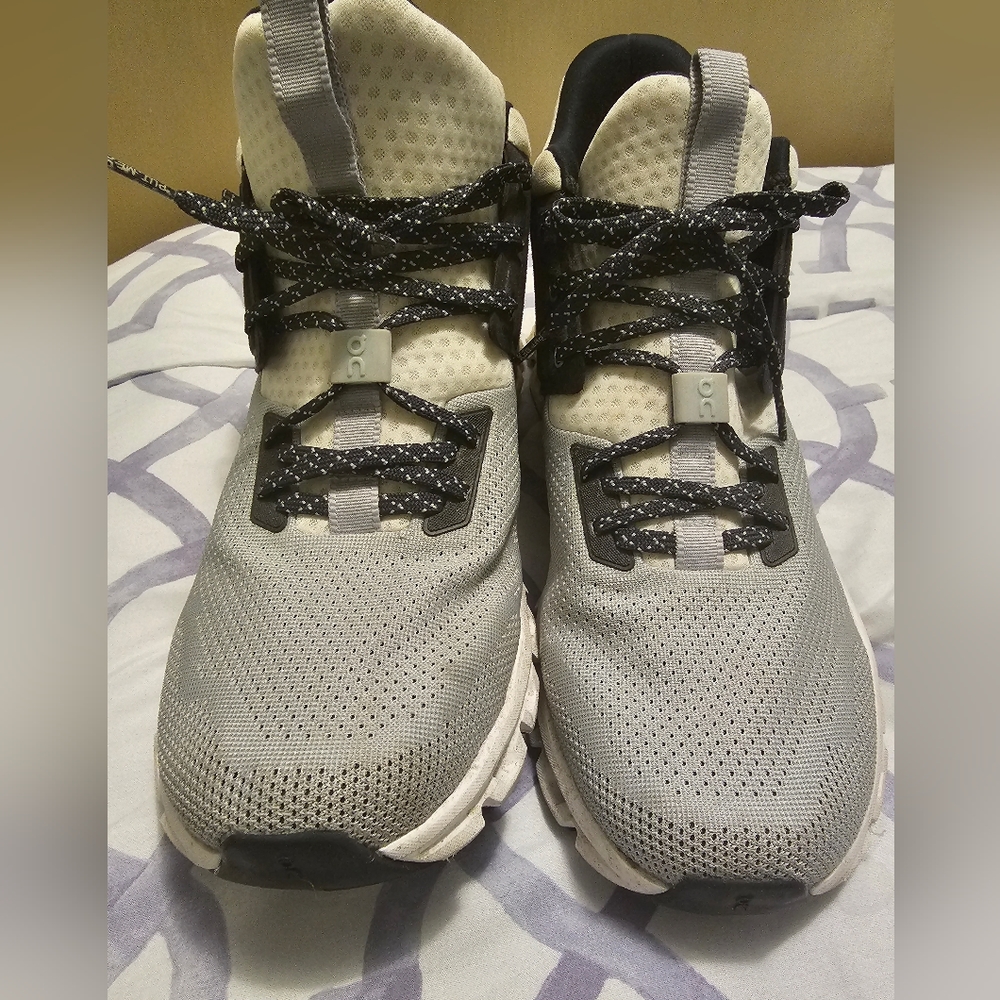 On Cloud tec Helion Superfoam Size 10.5 Black/Grey w/White Soles